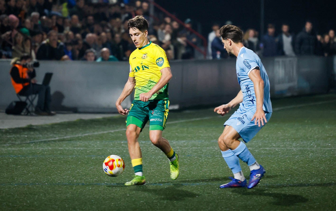 Nalda protege el esférico ante un jugador de la Cultural.
