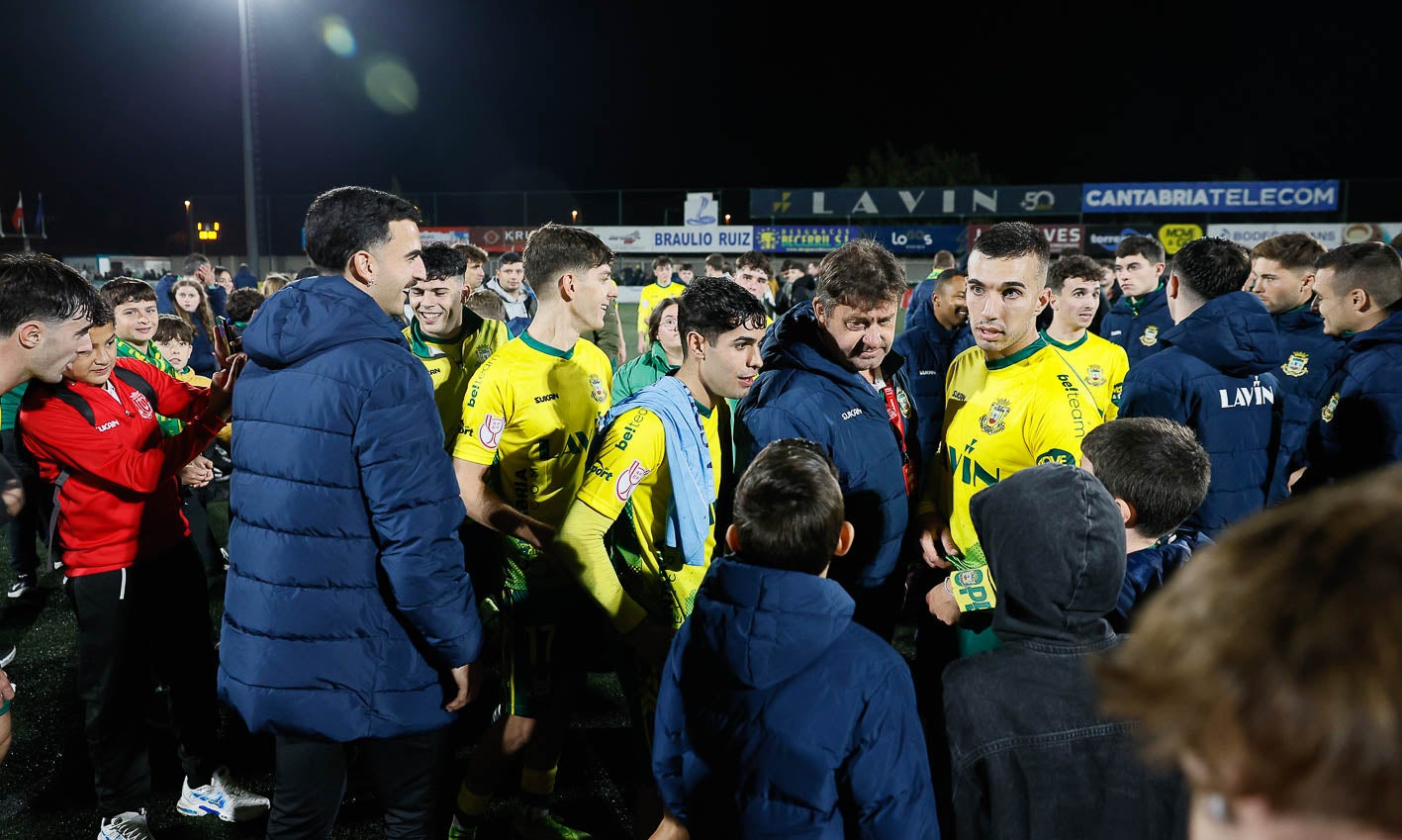 Los jugadores del Trope, entre sus aficionados tras el encuentro.
