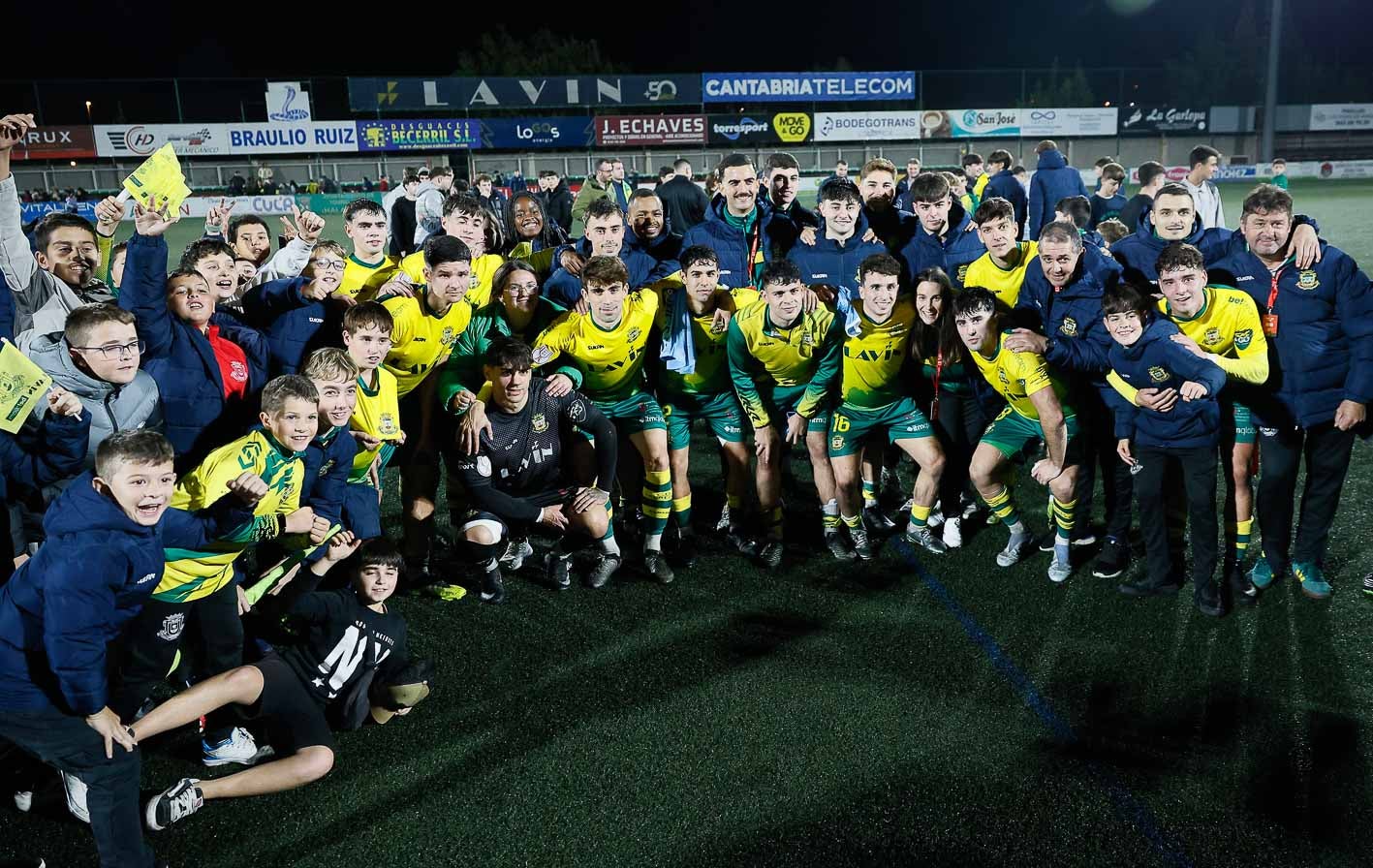 La plantilla del Tropezón posa con varios niños tras el partido.