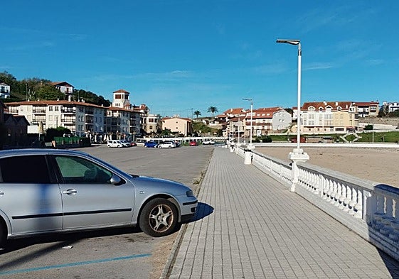La barandilla blanca es seña de identidad de la playa de Comillas y será restaurada, aunque garantizan su conservación.