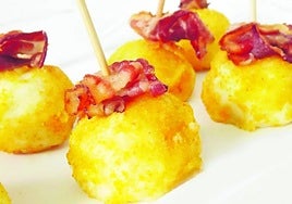 Las croquetas, ya presentadas en el plato.