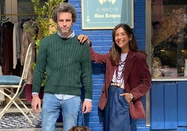 Manuel Gómez y María Ruiz, ante la fachada de su restaurante, en pleno Sardinero.