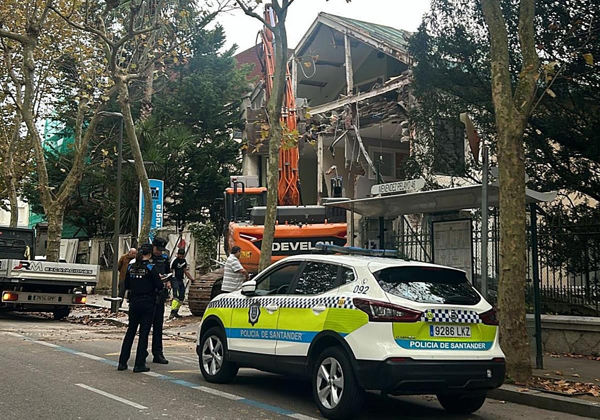 La maquinaria, ayer, comienza a trabajar en Menéndez Pelayo.