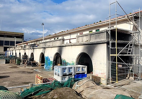 Los almacenillos del puerto de San Vicente dañados por el incendio.