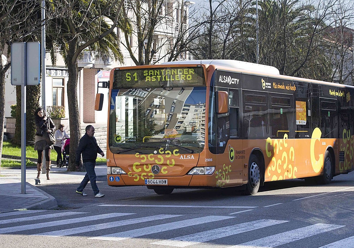 Un autobús urbano en El Astillero.