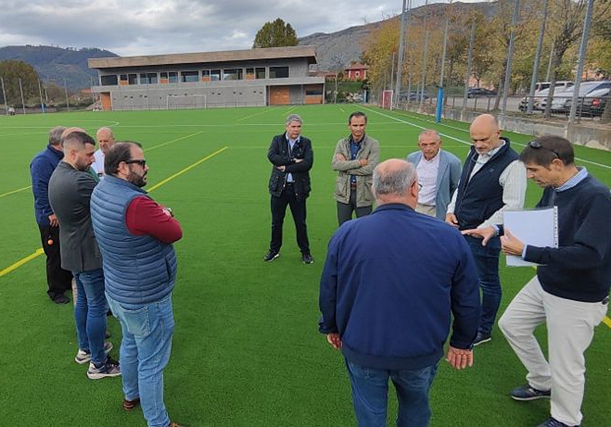 Recepción del nuevo campo de fútbol de hierba artificial de Los Corrales.