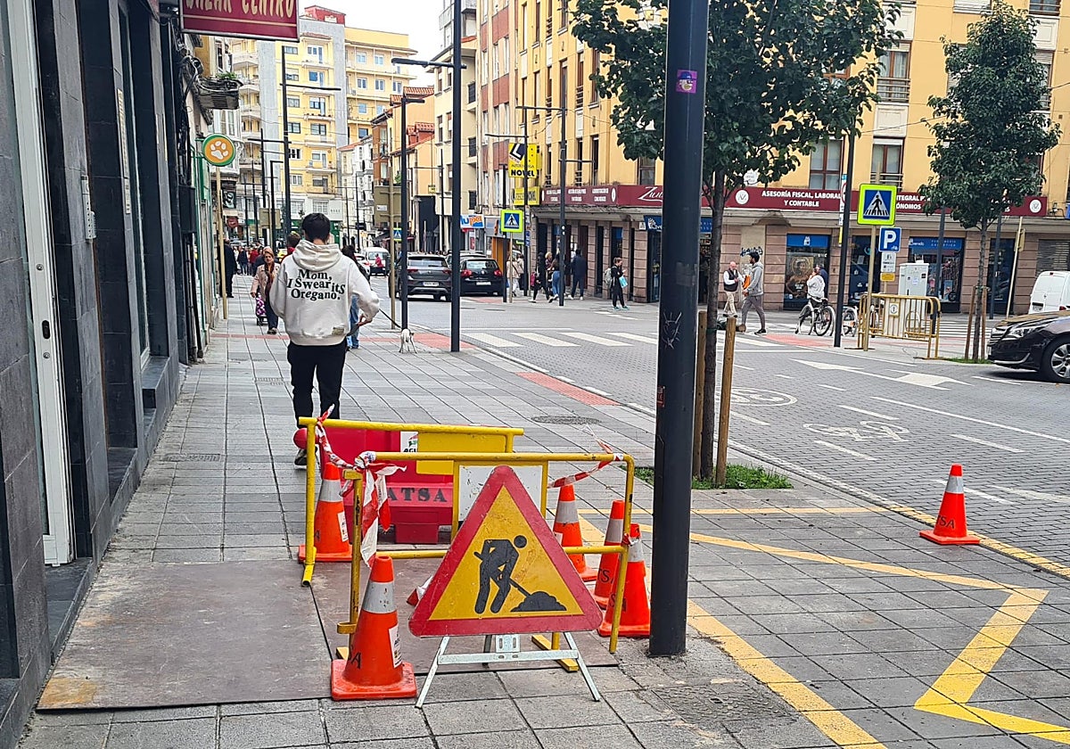 Una de las actuaciones para reparar las filtraciones de agua, en la calle Julián Ceballos de Torrelavega.