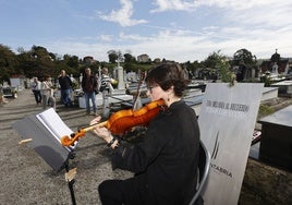 Interpretación a violín en el cementerio de Geloria, en Torrelavega, en una edición anterior de esta cita.
