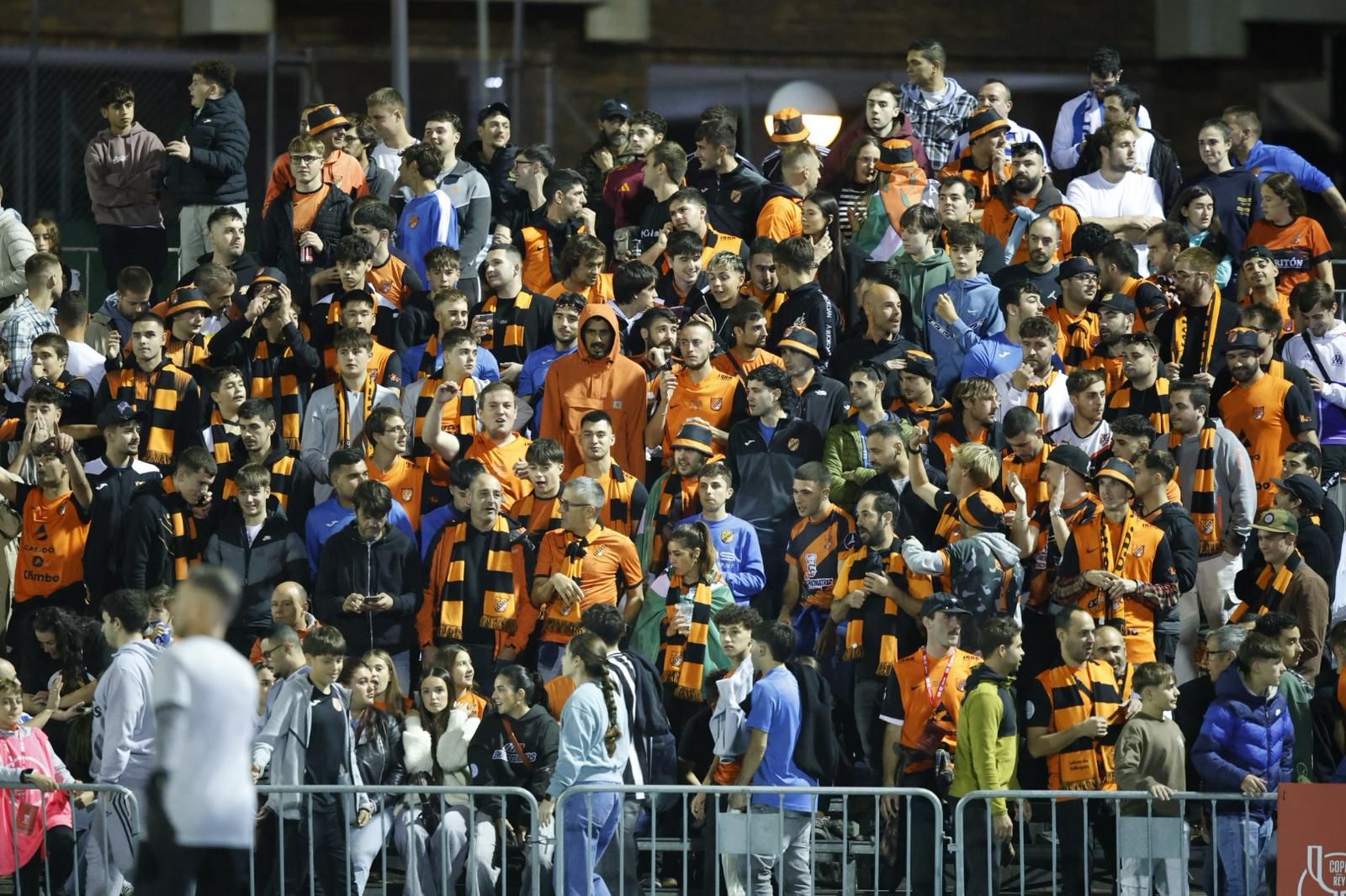 Los ficionados en los graderíos.