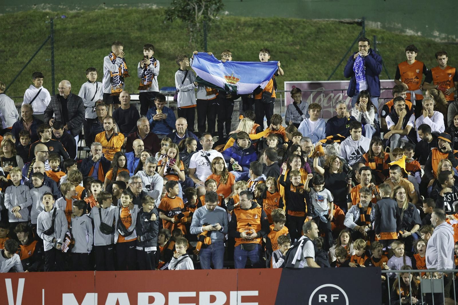 La afición, en una de las gradas supletorias de Riomar.