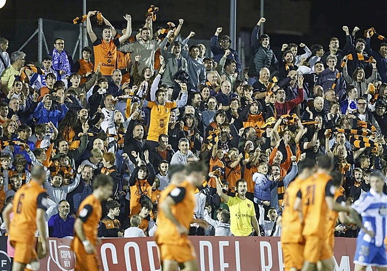 La afición castreña disfruta del partido en Riomar.