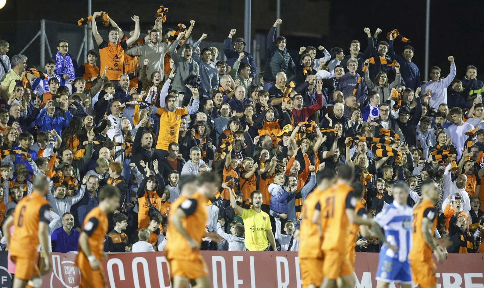 Celebración del gol en la grada.