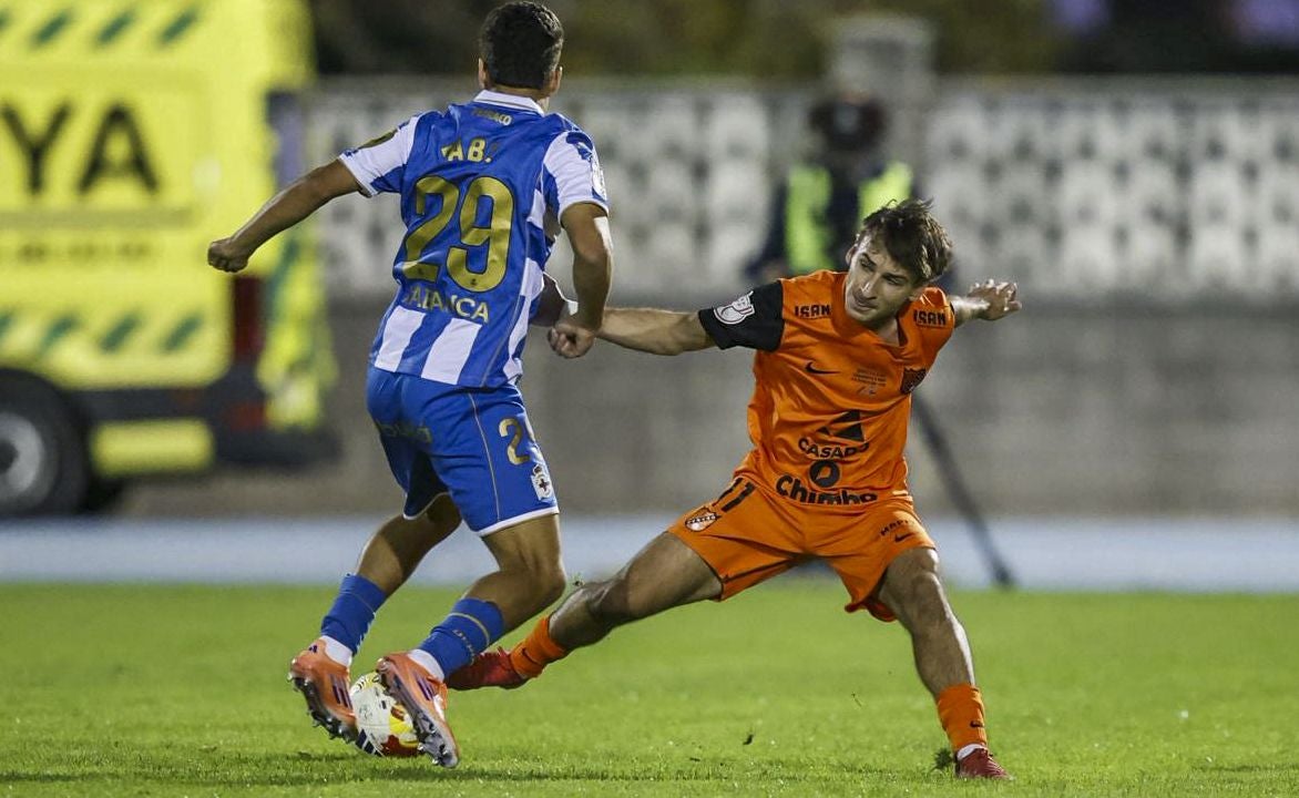 Méndez entra a disputar el balón a Samu.