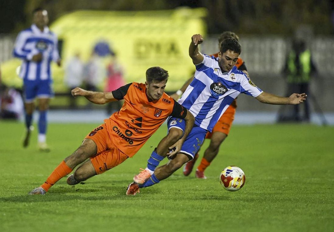 Andres lucha un balón con la defensa.