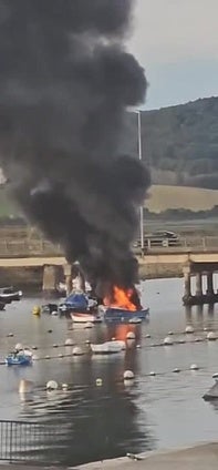 Herido con quemaduras severas un marinero jubilado de Santoña (Cantabria) al incendiarse su embarcación de recreo