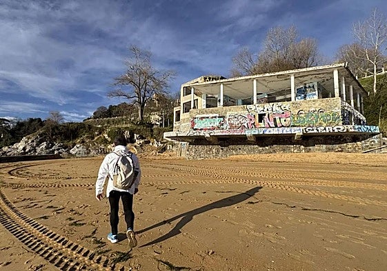 Edificio de La Horadada, en la playa de Los Peligros.