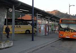 Autobús llegando a la estación de autobuses de Laredo.