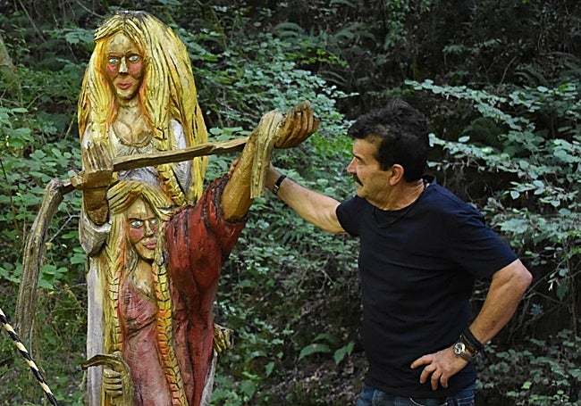 Emeterio Lombilla con una de sus figuras.