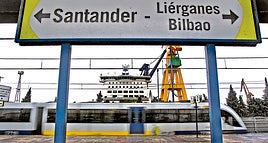 Un tren circulando por la estación de El Astillero.