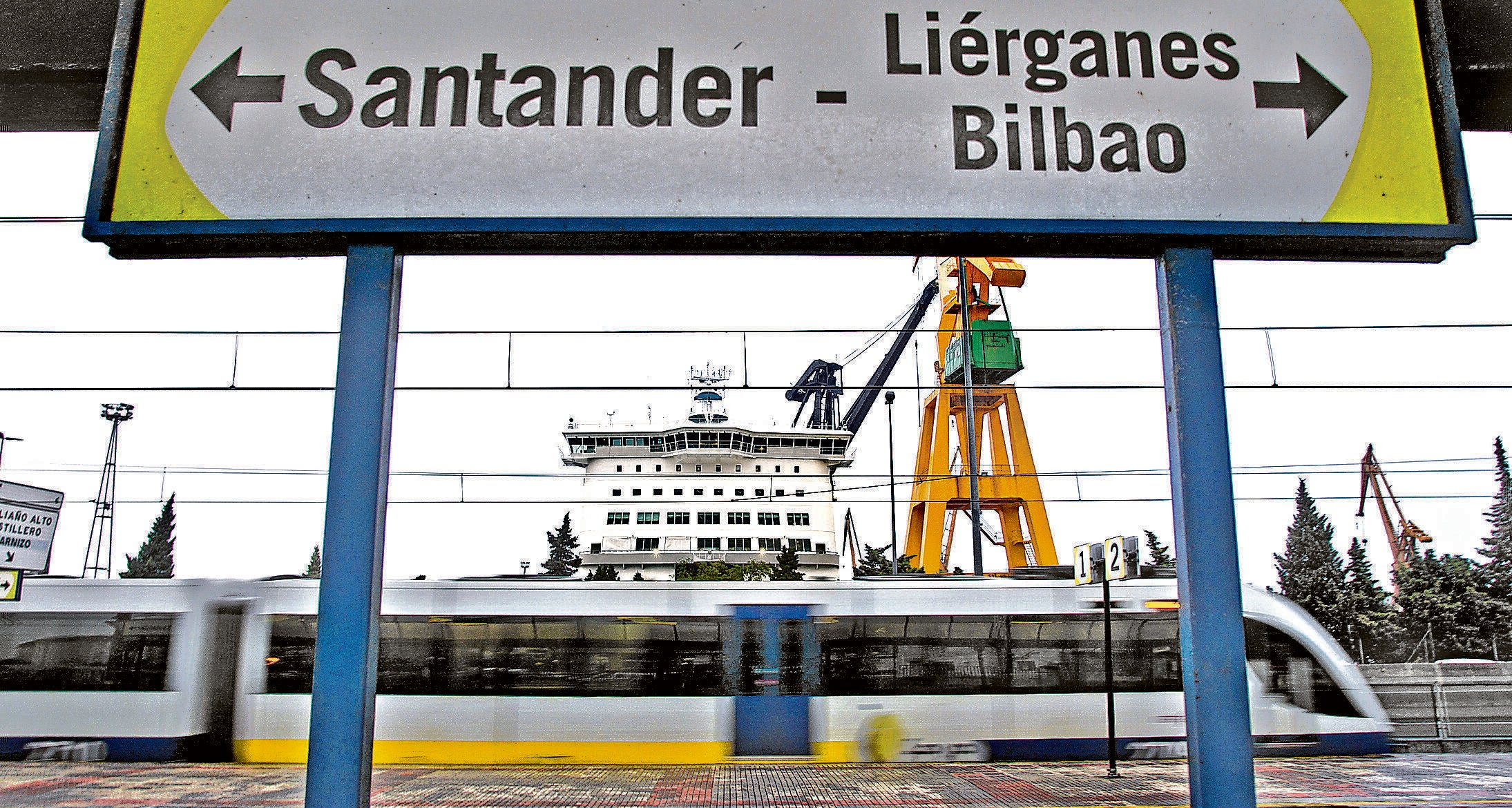 Un tren circulando por la estación de El Astillero.
