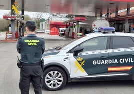 Una patrulla de la Guardia Civil en una de las gasolineras que se han atracado.