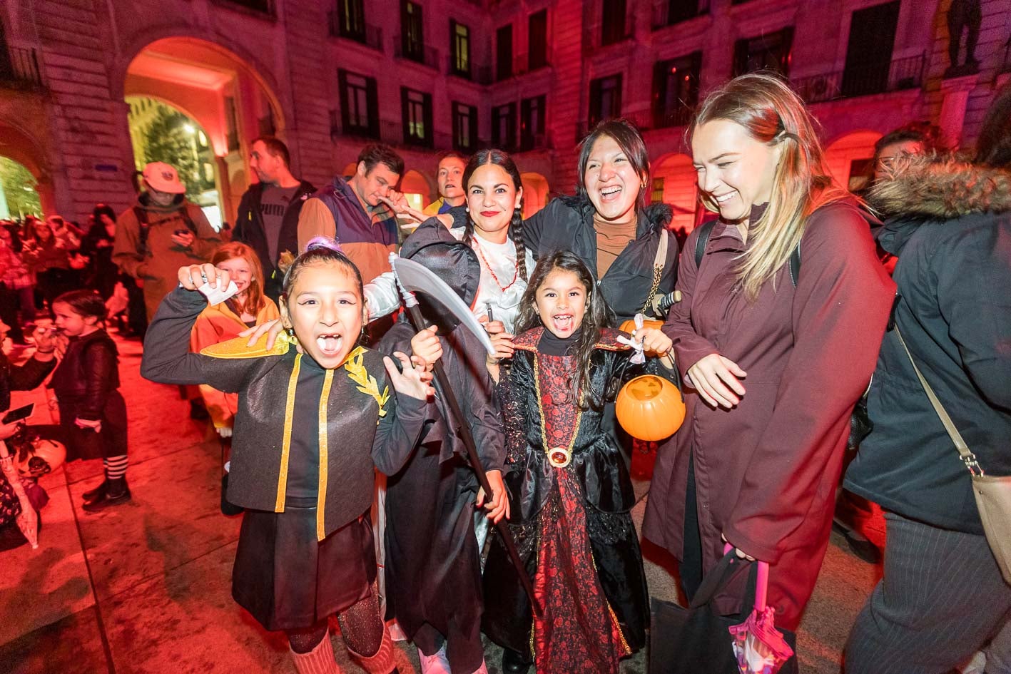 Niños y adultos disfrazados, ayer, mientras esperaban a participar en las diversas actividades que había organizadas en la plaza Porticada de Santander. 