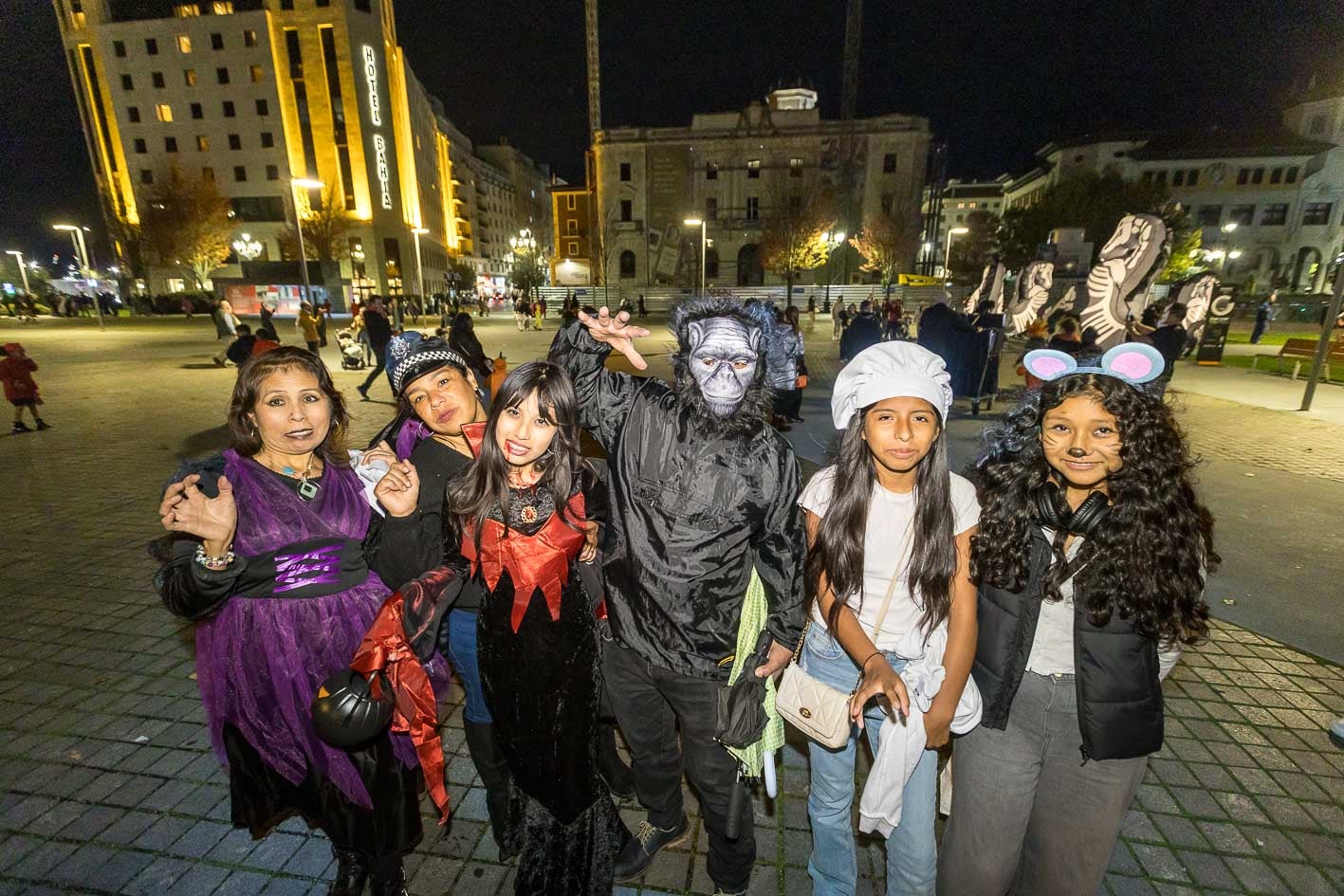 Grupo de amigas disfrazadas paseando por Santander.