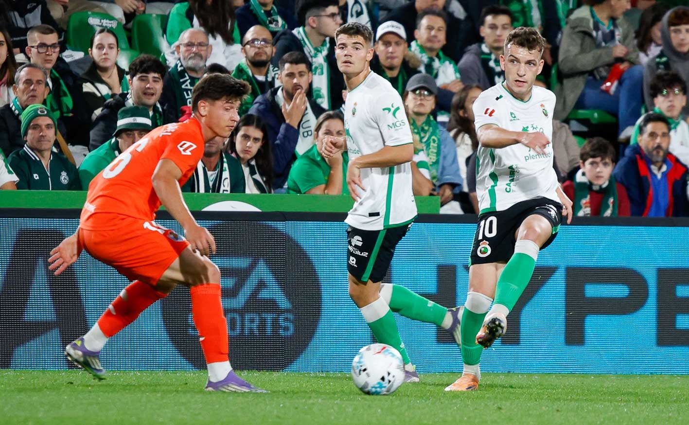 Íñigo Vicente da un pase en presencia de Canales.