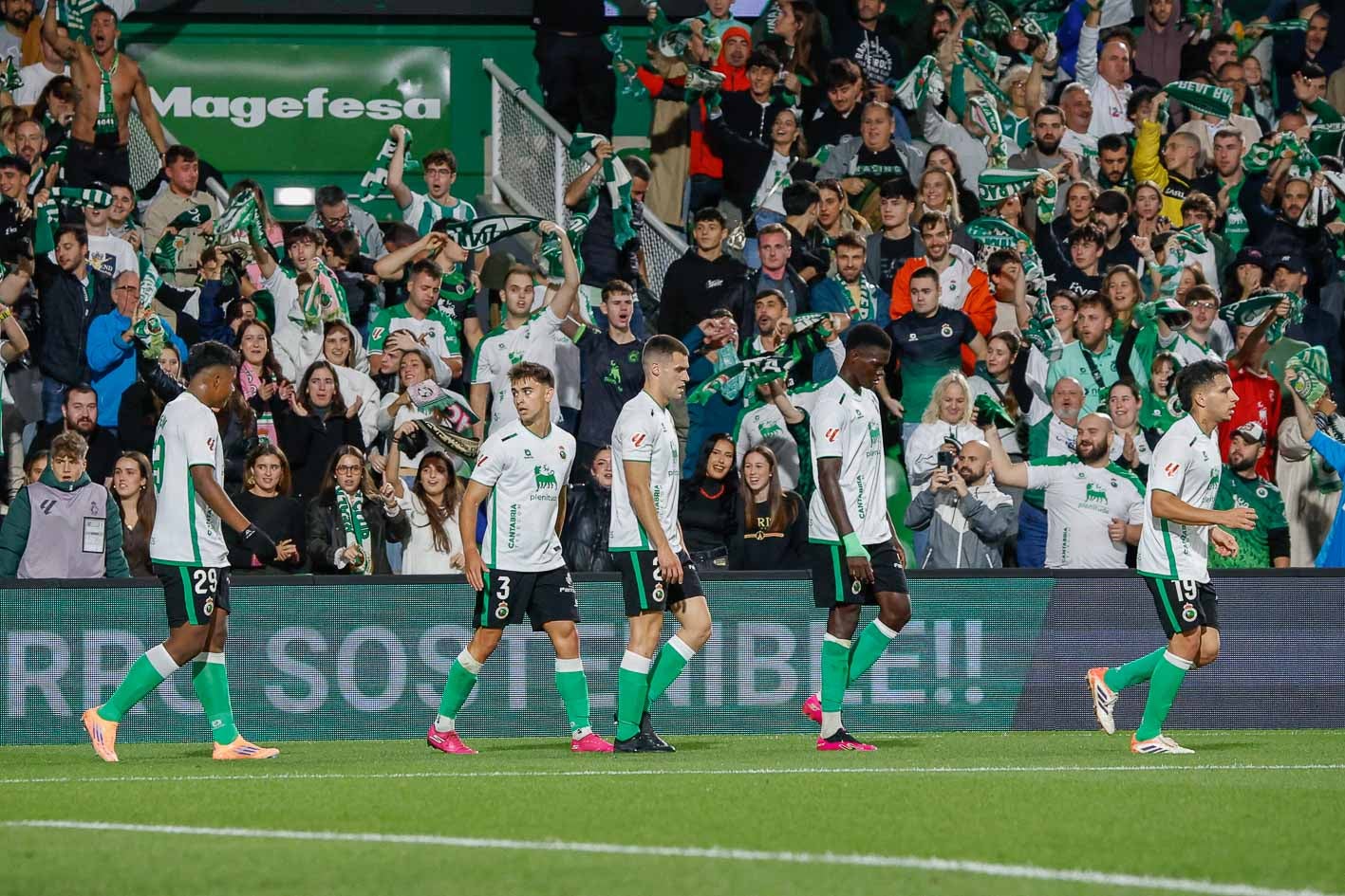 Los verdiblancos festejan el primer tanto del encuentro.