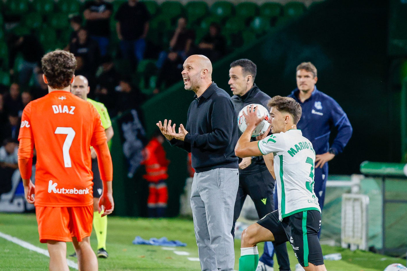 José Alberto da instrucciones mientras Mario García se dispone a sacar de banda. 