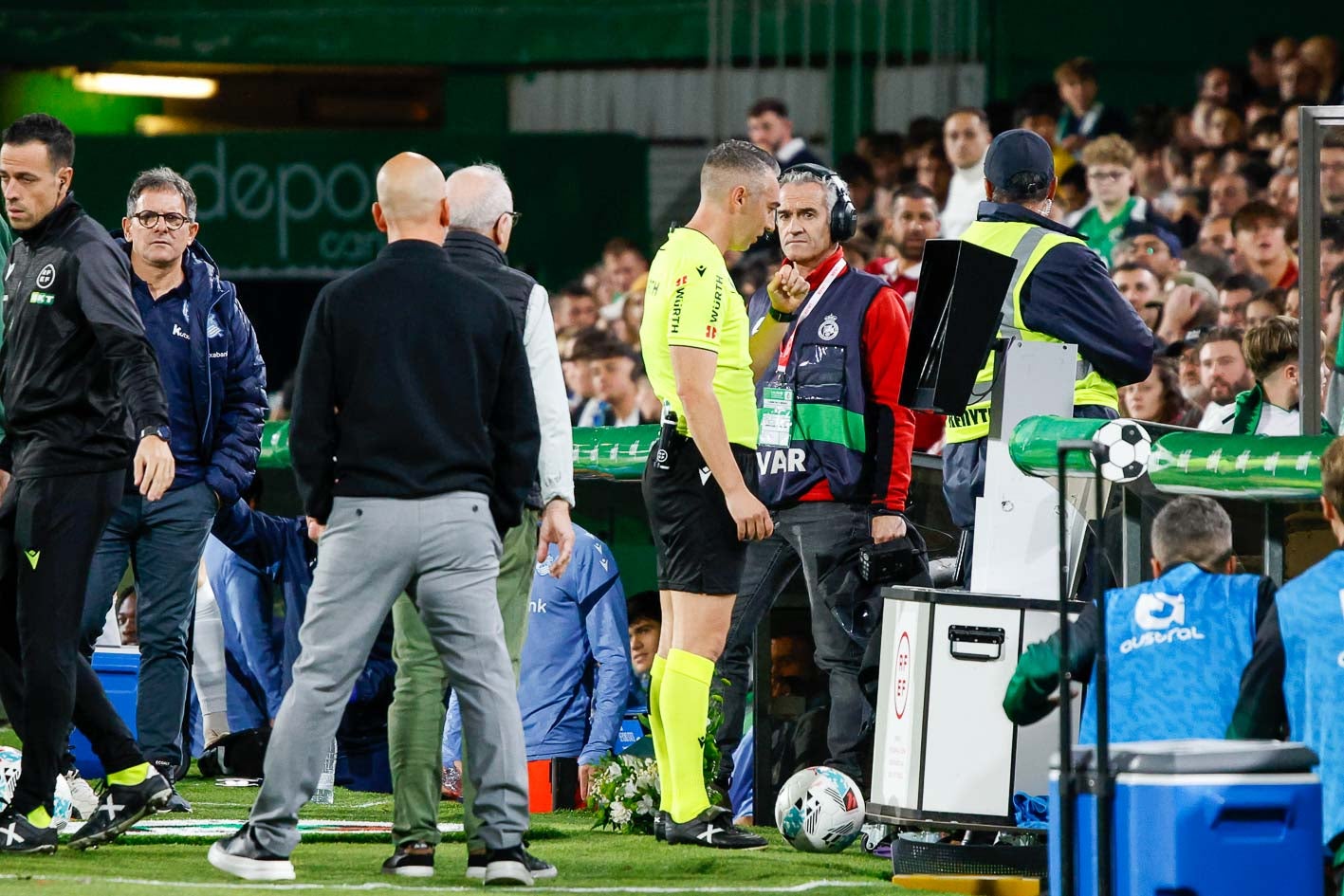El árbitro del partido revisa en el VAR la jugada del gol anulado a Mantilla.