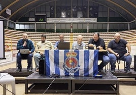 La directiva de la Gimnástica, junto a Jonathan Yagüe (segundo por la izquierda), director ejecutivo de Pastalcom.