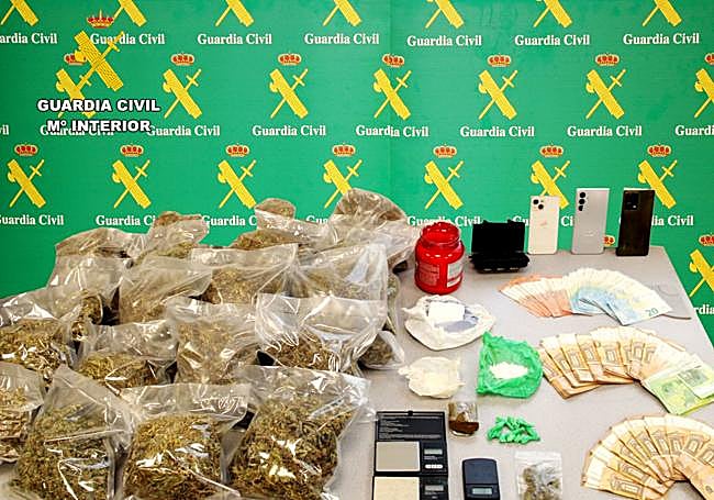 Imagen del alijo y el dinero incautado durante los registros.