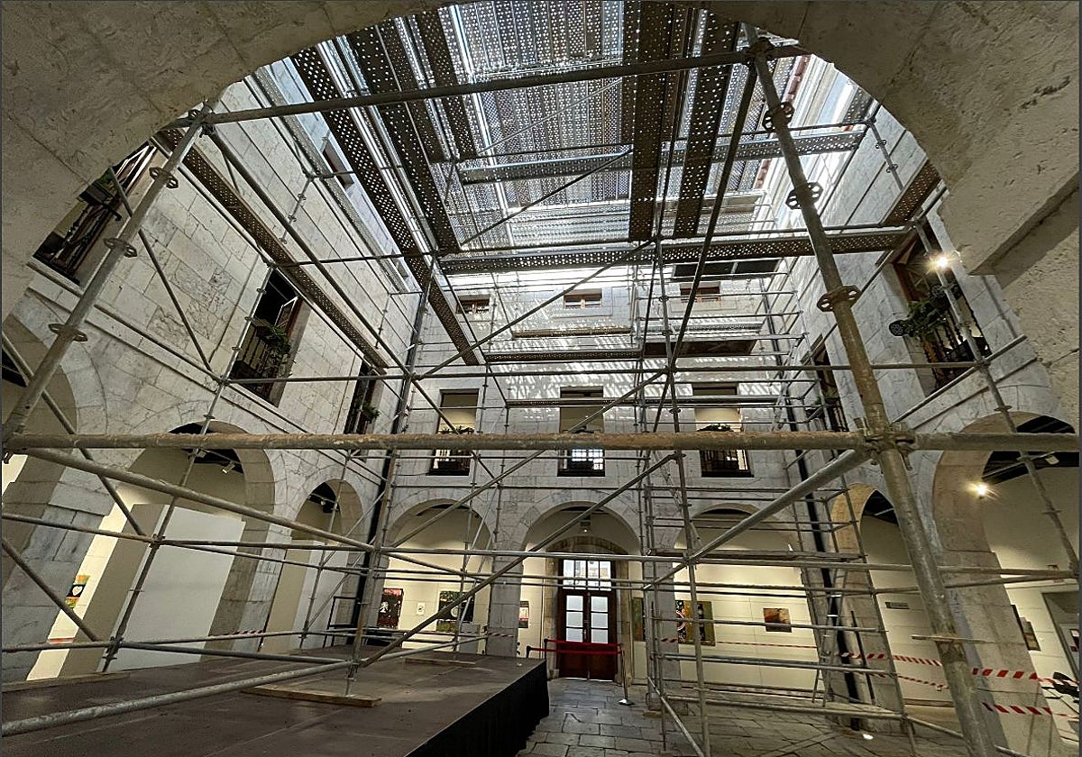 El patio central de El Espolón de Comillas totalmente ocupado por andamios.