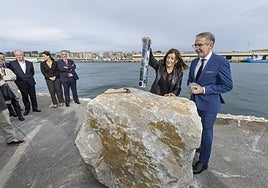La presidenta regional, María José Sáenz de Buruaga, y el presidente de la Autoridad Portuaria, César Díaz, durante el acto de colocación de la primera piedra.