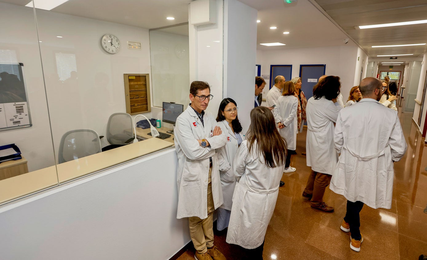 ﻿Germán García, Gabriela Cortez y María Martín (en primer término), trabajadores de la unidad, charlan durante la inauguración de las instalaciones. 