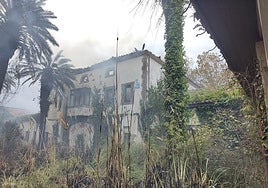 El edificio principal de La Remonta, rodeado de humo tras uno de los incendios.
