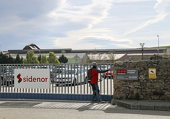 Una persona accede al recinto industrial de Sidenor ubicado en Reinosa.