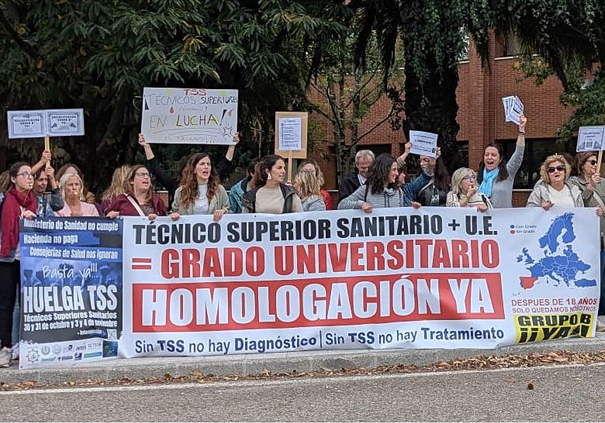 Concentración de los técnicos superiores sanitarios en el Hospital Sierrallana, durante este viernes.