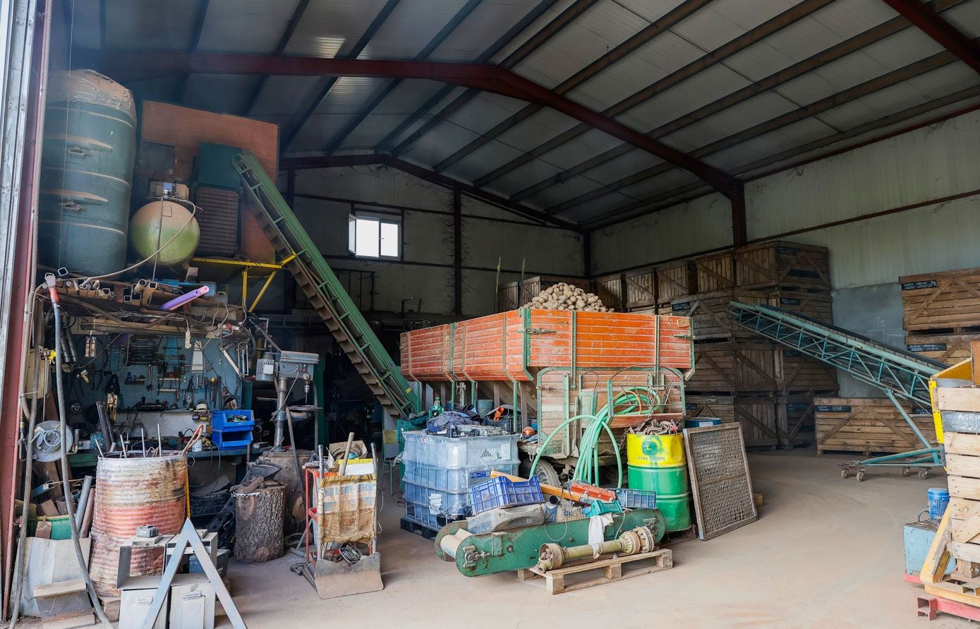 El interior de un almacén de patatas.