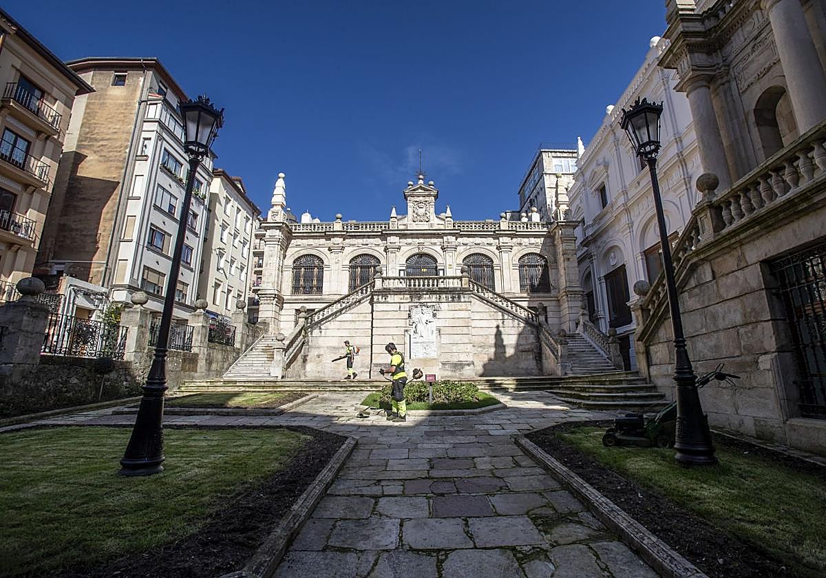 Fachada de la Bliblioteca de Menéndez Pelayo. En la primavera de 2023, la empresa encargada de las obras de reforma retiró los andamios.