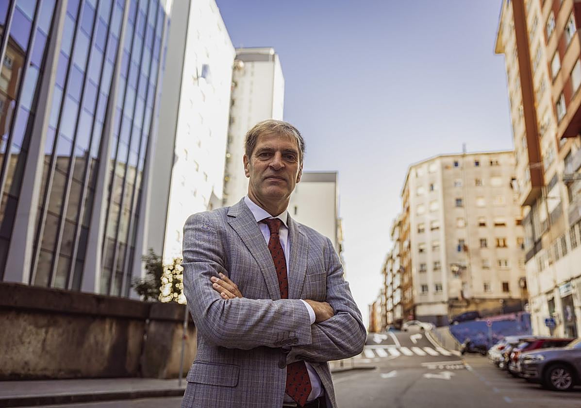 Enrique Conde, esta semana junto a la sede de CEOE-Cepyme, en la calle Isaac Peral de Santander.