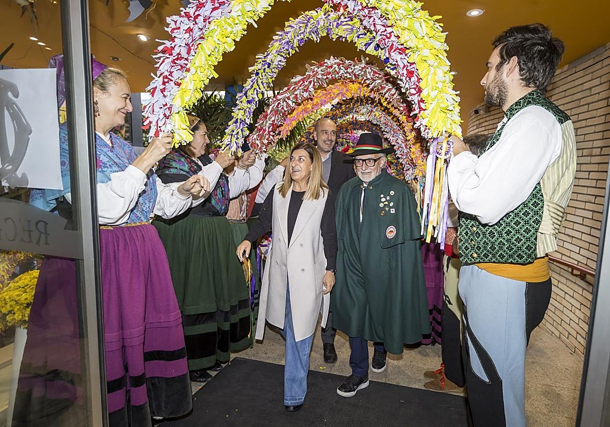 María José Sáenz de Buruaga, Alfonso Fraile (presidente de la Cofradía) y Javier López Estrada, recibidos por la Agrupación de Danzas de Tanos en el Círculo de Recreo, este sábado, en Torrelavega.