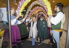 María José Sáenz de Buruaga, Alfonso Fraile (presidente de la Cofradía) y Javier López Estrada, recibidos por la Agrupación de Danzas de Tanos en el Círculo de Recreo, este sábado, en Torrelavega.