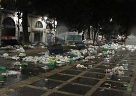 Imagen de la basura acumulada en la plaza de la capital cántabra.