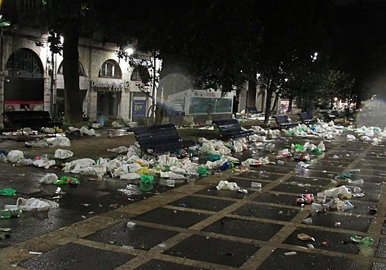 Imagen de la basura acumulada en la plaza de la capital cántabra.