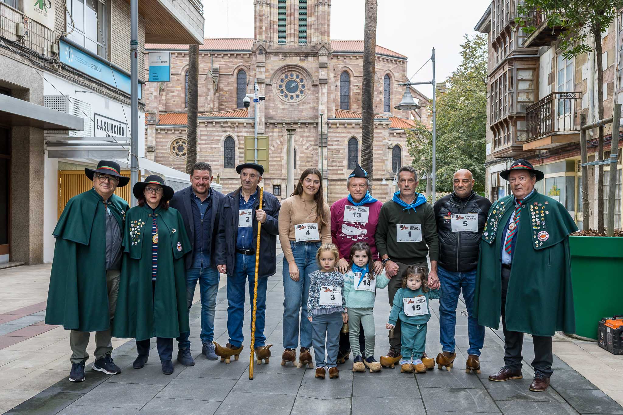 Los participantes en la carrera de albarcas posan junto a cofrades y autoridades, este sábado, en la calle Consolación (frente a la iglesia de la Asunción). 