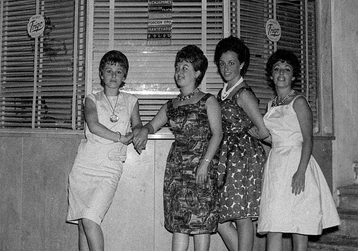'Posando frente a la heladería'. Agosto de 1961.