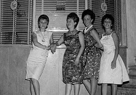 'Posando frente a la heladería'. Agosto de 1961.