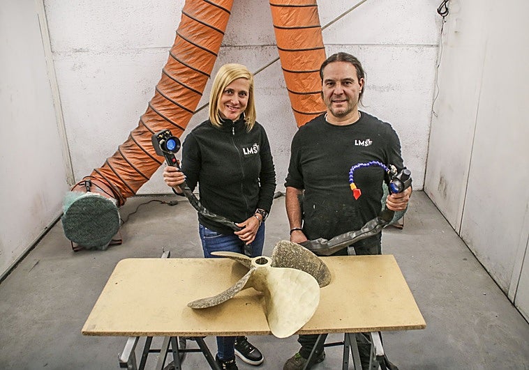 Isabel Muñoz y Javier López en la cabina de pintura que tienen en sus instalaciones de Reinosa.